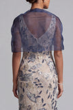 Vestido largo de Madre de la Novia con lentejuelas florales azul marino y capa