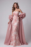 Vestido largo de certamen sin tirantes rosa con cuentas y cola