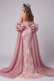 Vestido largo de certamen sin tirantes rosa con cuentas y cola