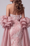 Vestido largo de certamen sin tirantes rosa con cuentas y cola