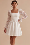 Vestido blanco pequeño de encaje con escote cuadrado y manga larga