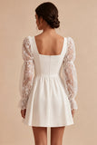 Vestido blanco pequeño de encaje con escote cuadrado y manga larga