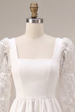 Vestido blanco pequeño de encaje con escote cuadrado y manga larga