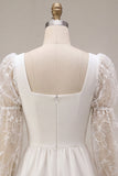 Vestido blanco pequeño de encaje con escote cuadrado y manga larga