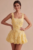 Vestido corto corto amarillo de bienvenida a casa con cuello cuadrado en línea A, perlas, con collares