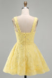 Vestido corto corto amarillo de bienvenida a casa con cuello cuadrado en línea A, perlas, con collares