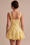 Vestido corto corto amarillo de bienvenida a casa con cuello cuadrado en línea A, perlas, con collares
