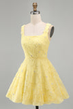 Vestido corto corto amarillo de bienvenida a casa con cuello cuadrado en línea A, perlas, con collares