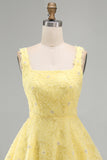 Vestido corto corto amarillo de bienvenida a casa con cuello cuadrado en línea A, perlas, con collares