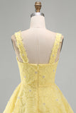 Vestido corto corto amarillo de bienvenida a casa con cuello cuadrado en línea A, perlas, con collares