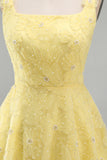 Vestido corto corto amarillo de bienvenida a casa con cuello cuadrado en línea A, perlas, con collares