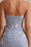 Corsé corto azul bodycon sin tirantes bordado con flores y fajilla