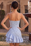 Vestido corto de bienvenida azul con volantes con tirantes finos