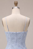 Vestido corto de bienvenida azul con volantes con tirantes finos