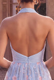 Vestido corto corto de bienvenida azul con escote halter con volantes y florales fruncidos