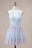 Vestido corto corto de bienvenida azul con escote halter con volantes y florales fruncidos