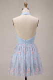 Vestido corto corto de bienvenida azul con escote halter con volantes y florales fruncidos
