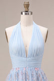 Vestido corto corto de bienvenida azul con escote halter con volantes y florales fruncidos