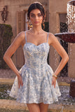Vestido corto de bienvenida azul con bordado floral con volantes