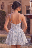 Vestido corto de bienvenida azul con bordado floral con volantes