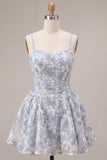 Vestido corto de bienvenida azul con bordado floral con volantes