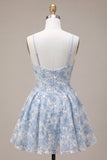 Vestido corto de bienvenida azul con bordado floral con volantes