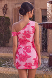 Vestido corto de bienvenida con bordado floral fucsia de un hombro