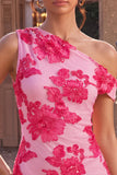 Vestido corto de bienvenida con bordado floral fucsia de un hombro