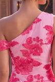Vestido corto de bienvenida con bordado floral fucsia de un hombro