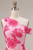Vestido corto de bienvenida con bordado floral fucsia de un hombro