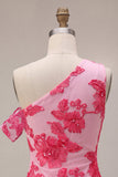 Vestido corto de bienvenida con bordado floral fucsia de un hombro