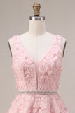 Vestido corto de bienvenida A-Line rosa con escote en V con volantes con volantes con bordado floral
