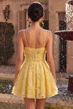 Vestido corto de bienvenida con bordado floral de perlas amarillas en línea A con volantes