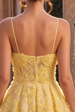 Vestido corto de bienvenida con bordado floral de perlas amarillas en línea A con volantes