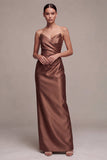 Vestido formal largo de satén sin tirantes de funda fruncida de café con abertura
