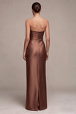 Vestido formal largo de satén sin tirantes de funda fruncida de café con abertura