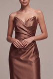 Vestido formal largo de satén sin tirantes de funda fruncida de café con abertura