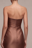 Vestido formal largo de satén sin tirantes de funda fruncida de café con abertura