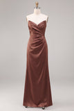 Vestido formal largo de satén sin tirantes de funda fruncida de café con abertura