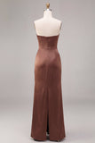 Vestido formal largo de satén sin tirantes de funda fruncida de café con abertura