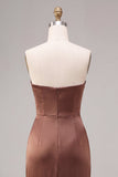 Vestido formal largo de satén sin tirantes de funda fruncida de café con abertura