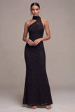 Vestido formal largo de sirena negra con cuello halter y encaje