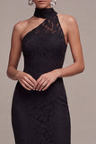 Vestido formal largo de sirena negra con cuello halter y encaje