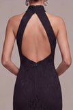 Vestido formal largo de sirena negra con cuello halter y encaje