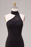 Vestido formal largo de sirena negra con cuello halter y encaje