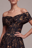 Vestido formal largo y largo de cabello negro, línea A con hombros descubiertos, floral y fruncido