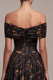 Vestido formal largo y largo de cabello negro, línea A con hombros descubiertos, floral y fruncido