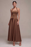 Vestido formal largo sin espalda en línea en forma de A de satín café con escote halter