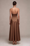 Vestido formal largo sin espalda en línea en forma de A de satín café con escote halter