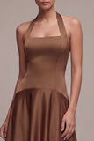 Vestido formal largo sin espalda en línea en forma de A de satín café con escote halter